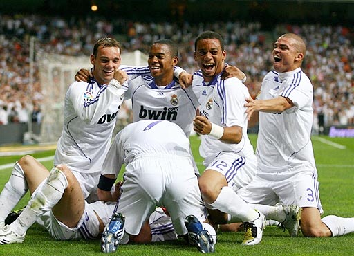 Score90排皇马+巴黎阵容：维尼修斯、姆巴佩、登贝莱三叉戟（Score90拟定皇马×巴黎合体阵：维尼修斯携手姆巴佩、登贝莱组成三叉戟）