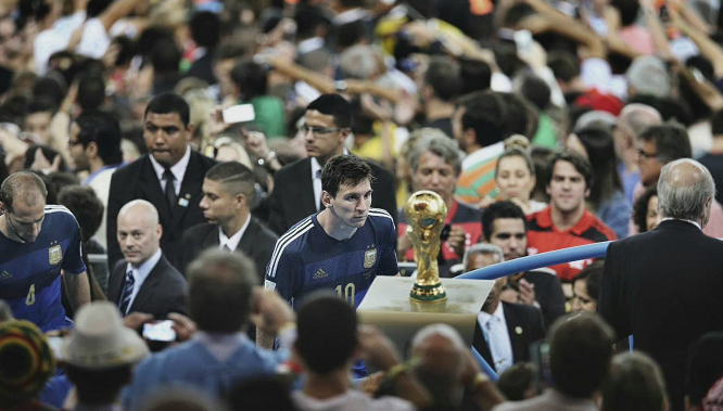 官方：巴塞罗那竞技后卫法雷右膝韧带损伤，将缺阵三到四个月（官宣：巴塞罗那竞技后卫法雷右膝韧带受损，预计伤缺3至4个月）