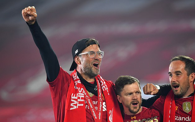 球员倒地后仍把球传出去，太拼