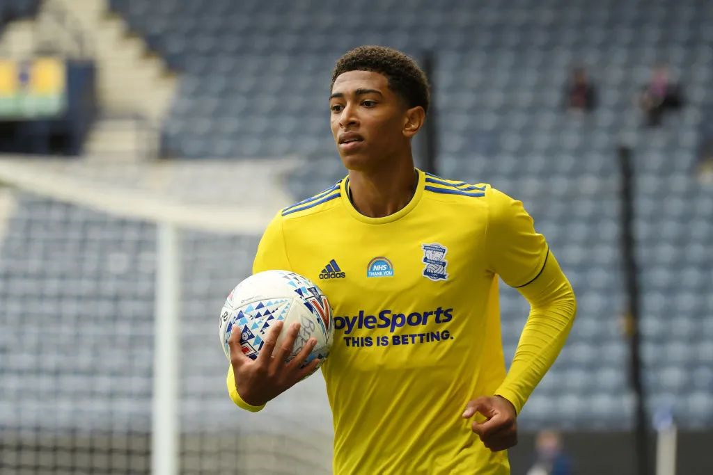 绿帽哥：迪奥曼德经纪人前往英国，与曼联商讨合同条款（绿帽哥：迪奥曼德经纪人赴英，与曼联就合同细节进行谈判）