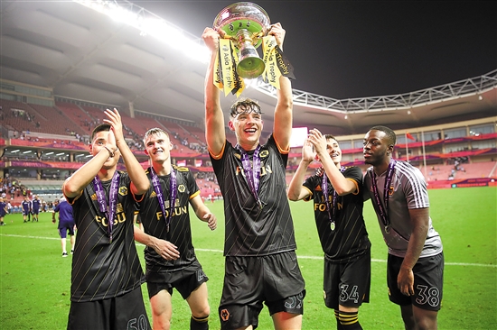 范戴克回应萨拉赫道歉问题，称属内部事宜需俱乐部处理（范戴克就萨拉赫道歉一事表态：属队内事务，交由俱乐部处理）