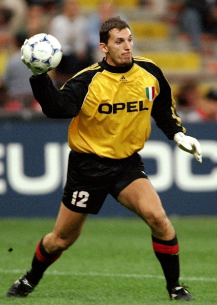 皮克福德：想参加摩托车越野赛；为英格兰举起奖杯是头等大事（皮克福德憧憬参加摩托越野赛，但为英格兰捧杯仍是首要目标）