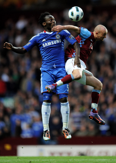 远在迈阿密心系罗马，托蒂和坎德拉用手机观看老东家焦点大战（托蒂与坎德拉身在迈阿密仍牵挂罗马，用手机观看老东家焦点之战）